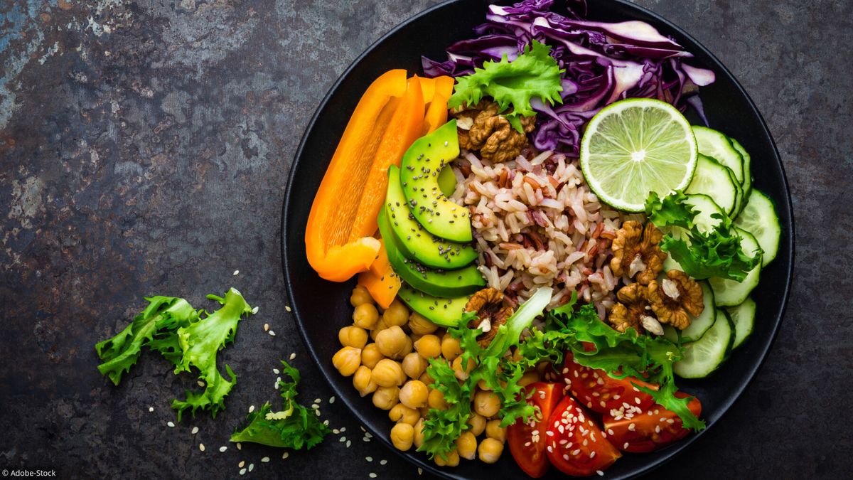 Manger de la salade le soir : digestion facilitée ou excès d'eau ?